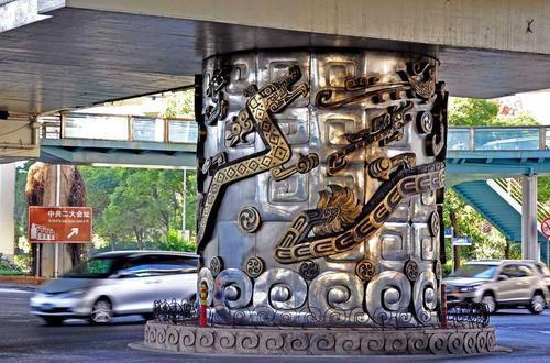 有人说是打在了龙脉上,也有人说是惊扰到了鳄鱼精,一时之间谣言满天飞