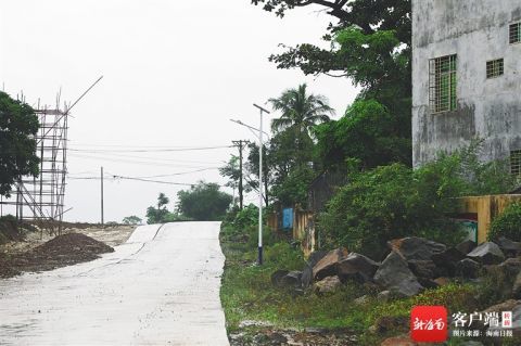 海口市秀英区石山镇美岭村逢春村民小组村道装上了太阳能路灯.