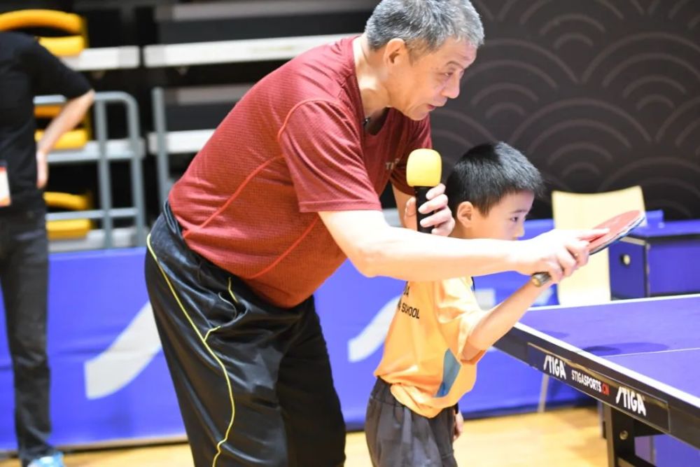 斯帝卡v乒乓时间有限却受益匪浅李晓东教练为小朋友点拨正反手基本功