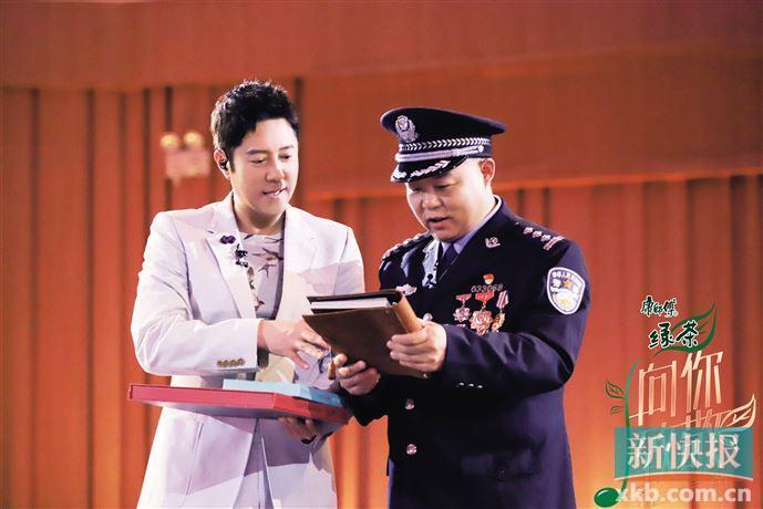 蔡国庆唱真心英雄致敬扫黑先锋