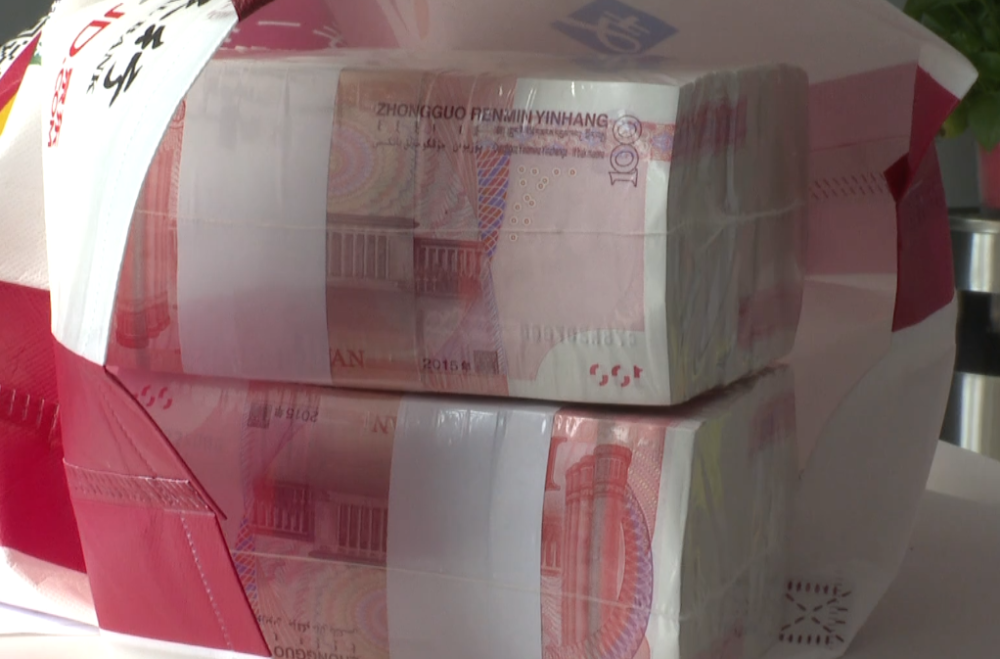 网约车司机收工车内发现20万现金