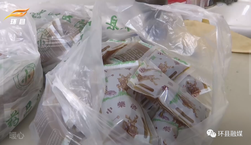 中药房,药剂师耿凤秀正在和同事准备当天的汤剂药材,取药,称重,打包每