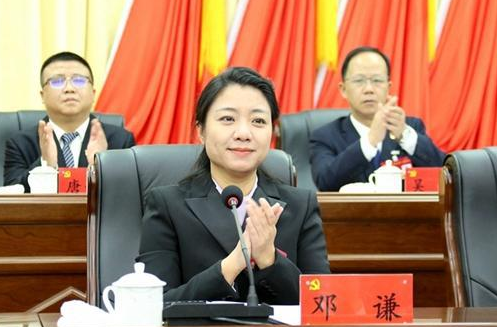 38岁"名校"女硕士成为县长,才华与美貌并存,值得大学生学习