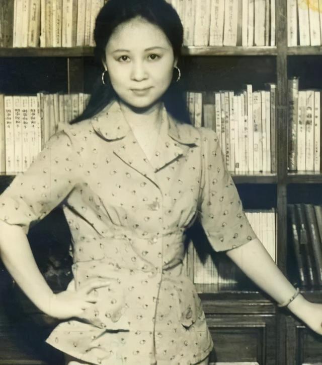 琼瑶只得一边写作一边带娃,庆筠看着上稿越来越多的老婆,不仅不高兴