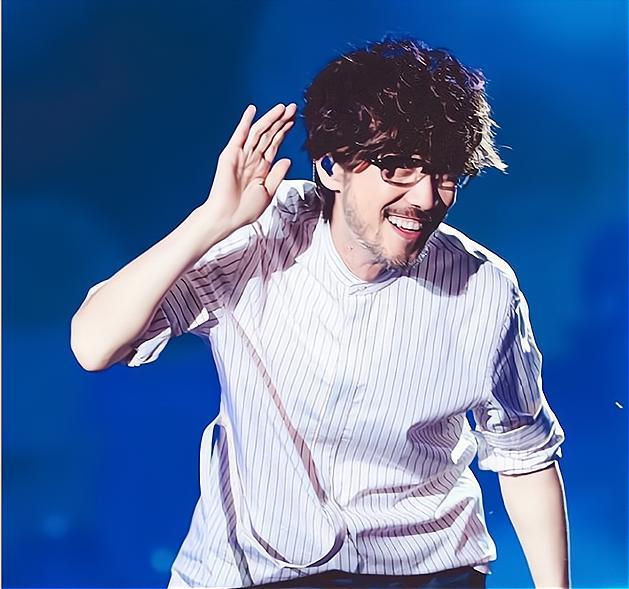 周传雄年初以学员身份参加节目被传落魄,时隔半年就高调开演唱会