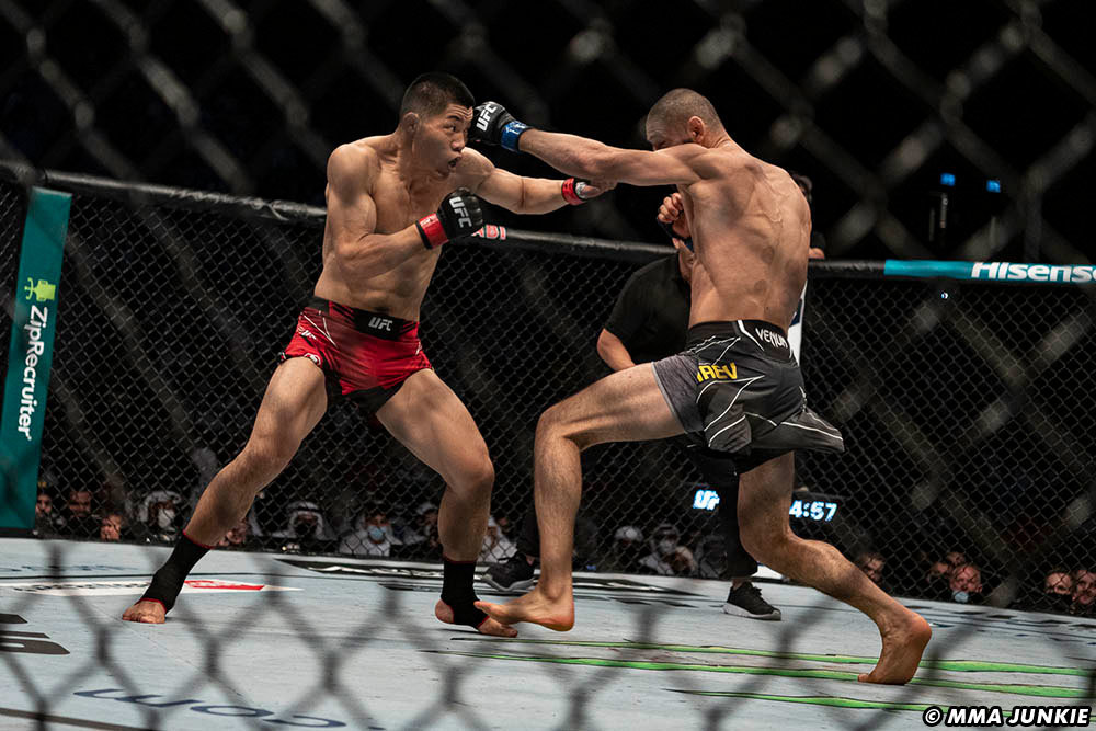 李景亮在比赛中表现得十分顽强,两次挣脱出奇马耶夫的裸绞,因此尽管输