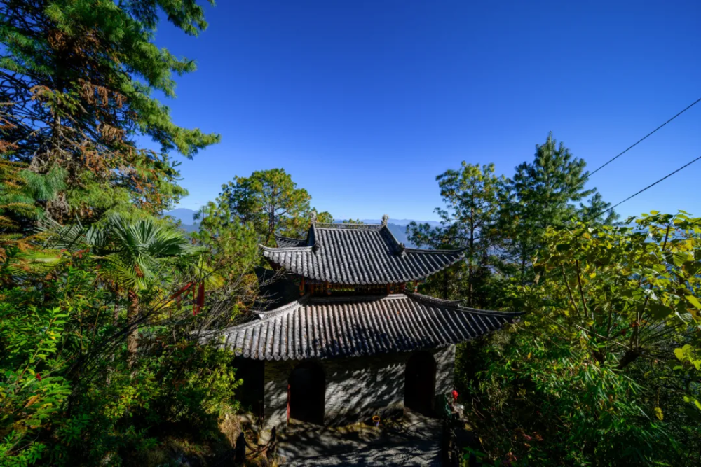 5,雲峰山景區位於北京密雲縣不老屯鎮燕落村北3公里處,距密雲縣城60