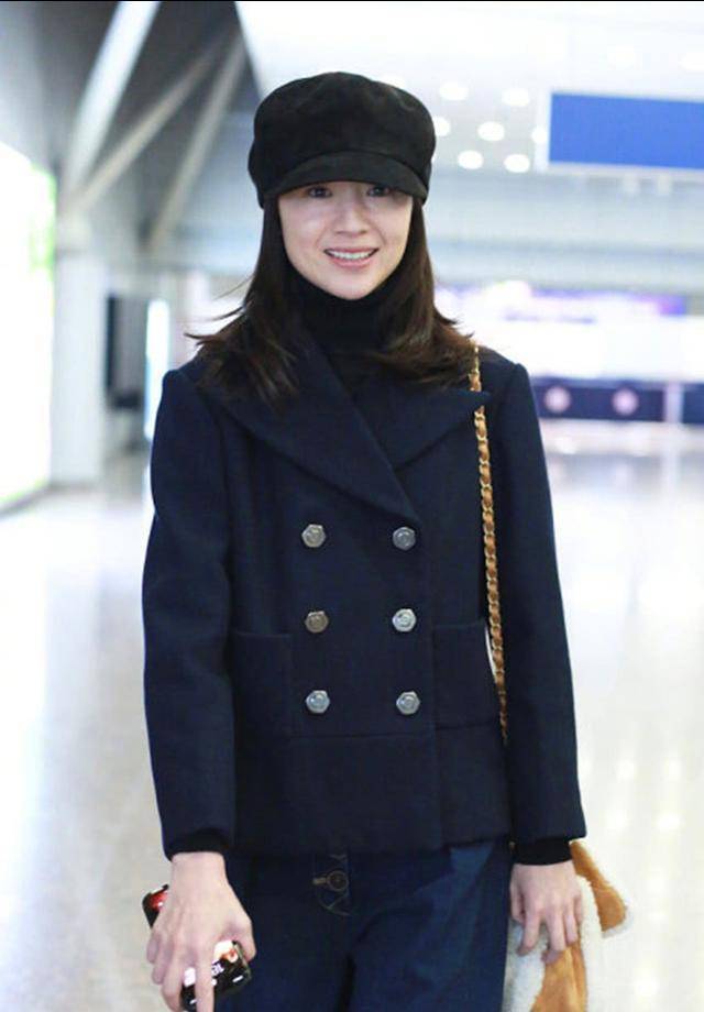 当天,董洁穿一款藏青色外衣亮相,衣服大翻领的计划显得性格满满,增加