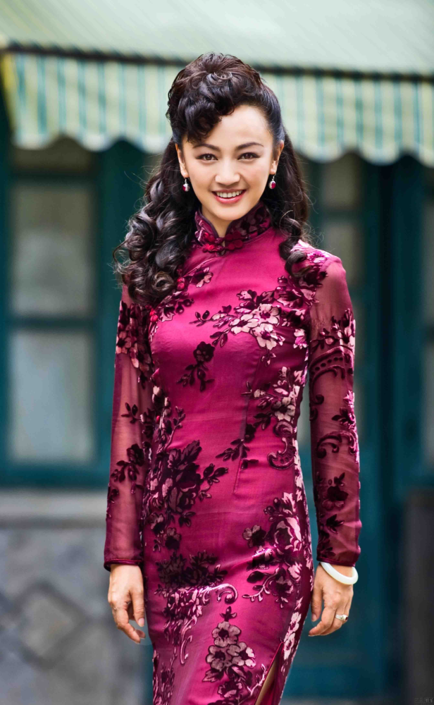 罗海琼不愧是"华谊总裁夫人",穿亮片裙走红毯,气场比别人强