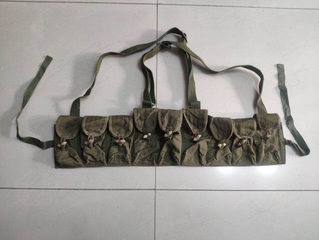 中国63式弹匣携行袋一件胸挂集成了弹匣和手榴弹老兵称最好用