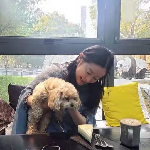 随后柏雪更换了自己多年宠物头像,然后换成了一张自己抱着狗狗的合影