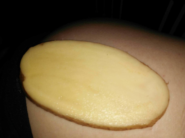 方法:新鲜土豆切成厚约 0.