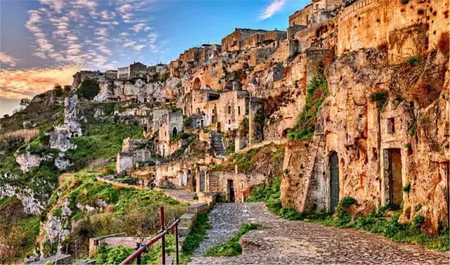 位於意大利南部巴西利卡塔(basilicata)地區,馬泰拉省首府,山高水險