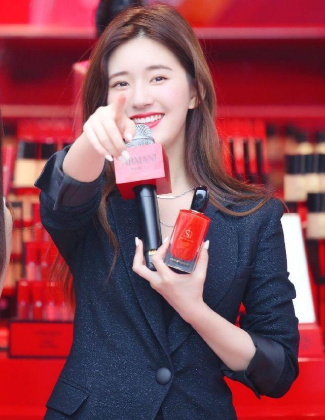 赵露思西装亮相,造型优雅气质轻熟,焦点却被网友歪到主持人身上