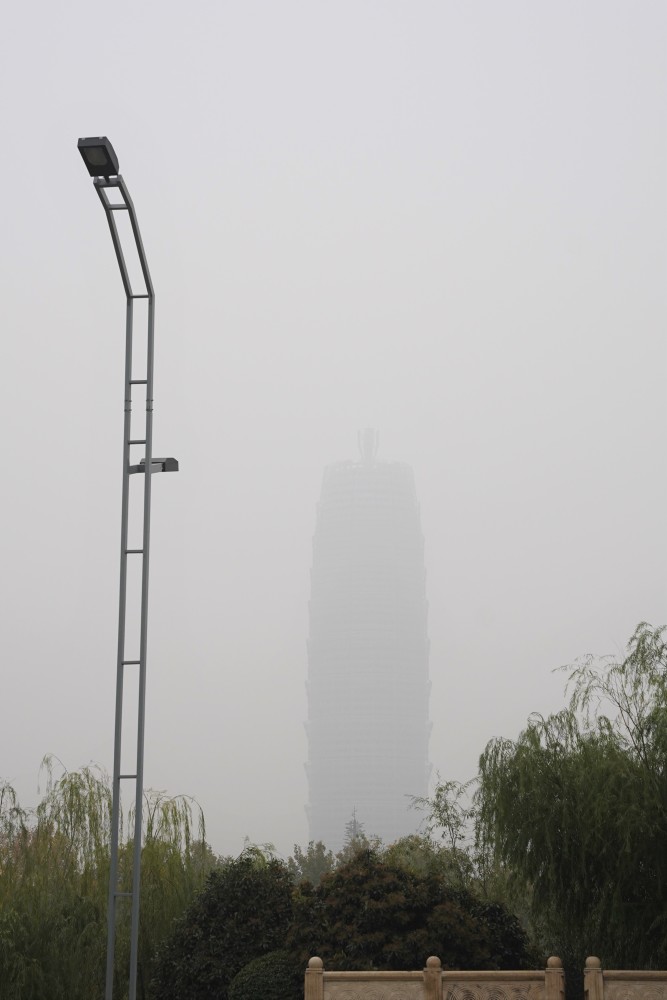 位于郑州市郑东新区cbd的地标建筑"大玉米",受雾霾的影响,在距离两