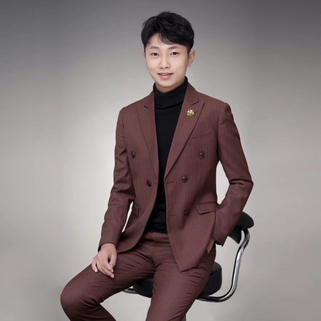 北明都召,籍贯吉林白城人,新晋知名作家,现为青年作家网签约作家,北明