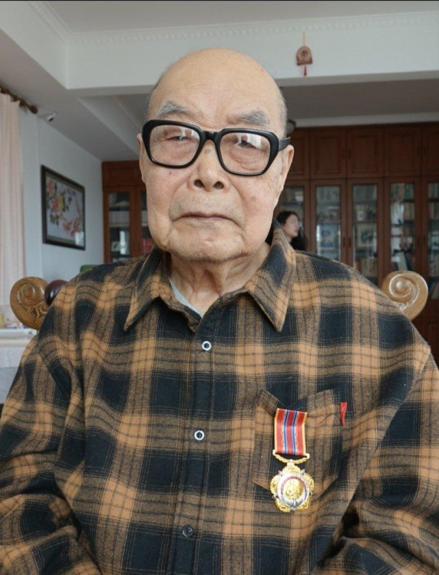 他55岁任山西军区司令员1964年升少将1973年却遭审查如今98岁