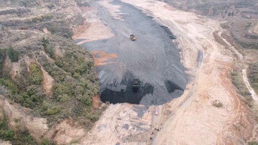 吕梁孝义兑镇辖区煤矸石肆意堆放严重污染环境