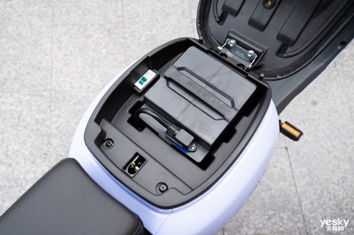 电池是电动车的动力来源,哈啰a86l采用的是48v 24ah的锂电池模组,模组