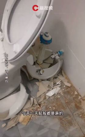 女生蹲在马桶上方便,不料马桶"炸"了:"我才不到100斤"