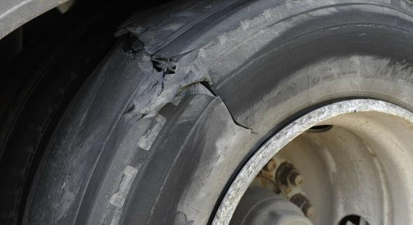 夫妻二人前去试驾,结果在试驾途中轮胎爆裂,4s店态度引发争议