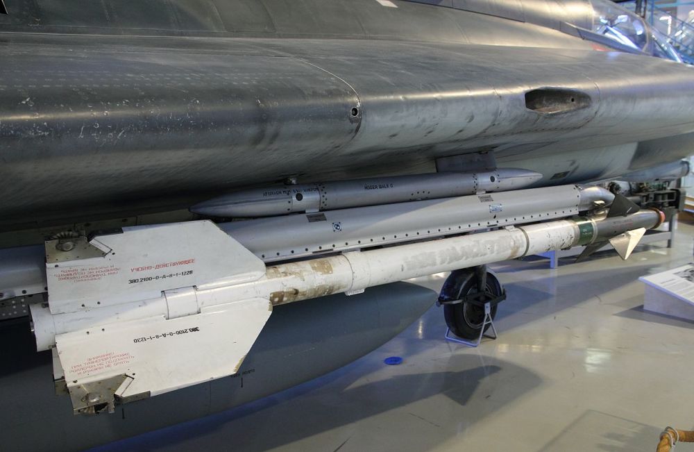 4"猎鹰"空对空导弹,"雷"式后来引进了英国的"天空闪光"("麻雀"英国版)