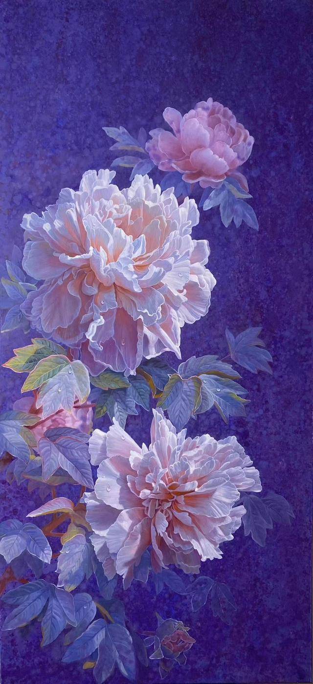 他用油画的方式向我们展现了花的唯美姿态,花瓣的质感轻薄柔美,仿佛吹