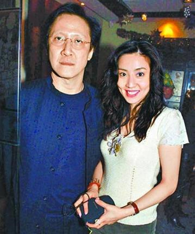 一众富婆出席晚宴，何超琼与男友人亲密合影，邝美云戴大钻戒抢镜