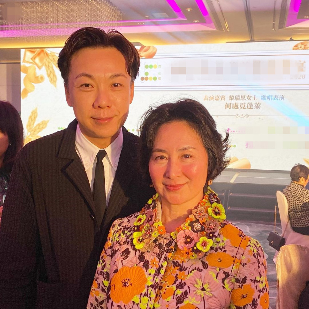 一众富婆出席晚宴，何超琼与男友人亲密合影，邝美云戴大钻戒抢镜