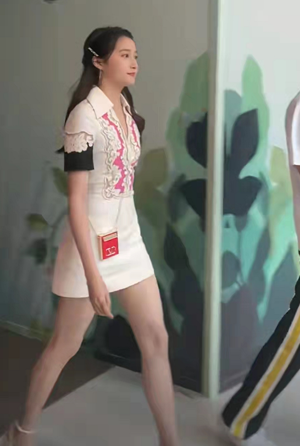 关晓彤古力娜扎同台比美身材气质不相上下关晓彤衣品却被群嘲