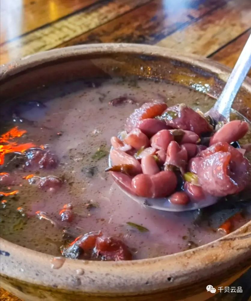 酸菜红豆猪皮汤记忆中最有味道的汤,就是一碗酸菜红豆猪皮汤,奶奶的拿