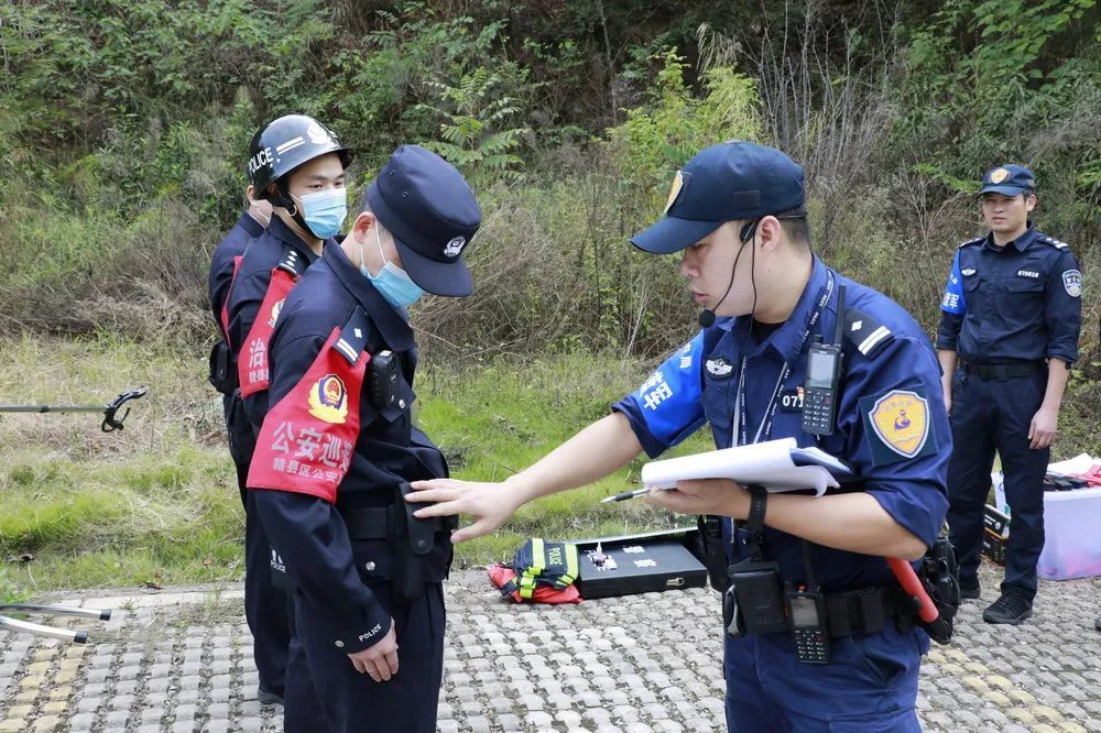 贛縣馬口公園轎車衝卡被爆胎截停警方現場控制2人