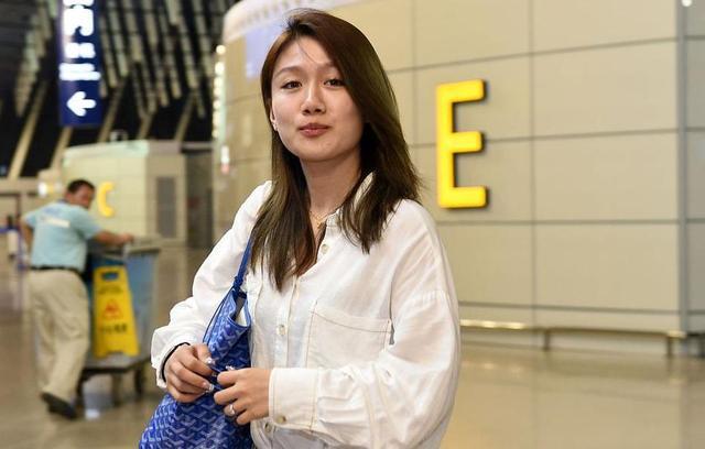 30岁的武磊是人生赢家!妻子是贤内助,1家4口怀抱大树,幸福亮相