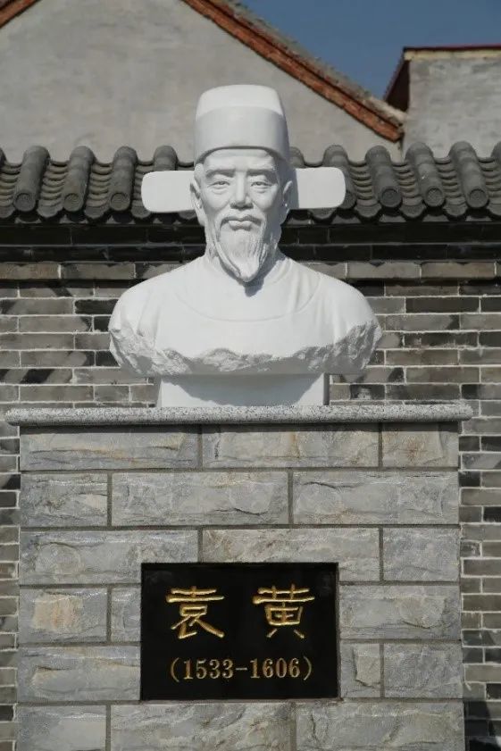 它,就是袁了凡给儿子袁天启写的《了凡四训》,也是此后几百年最流行的