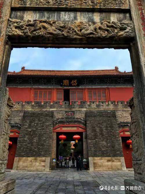 山东红了丨带你走进红墙掩映,日出照耀下的千年岱庙-腾讯新闻