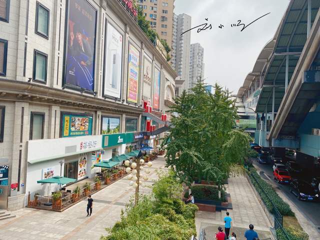 重庆杨家坪的地标商场直通轻轨站开了十几年人气一直都很旺