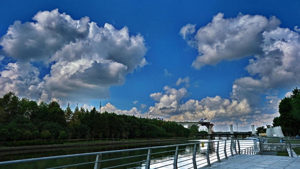 華翔綠地公園那朵朵白雲【嚴建設】_騰訊新聞