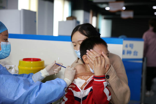 "我不怕打针,我最勇敢!"郑州开启儿童新冠疫苗接种,第一,二针间隔21天