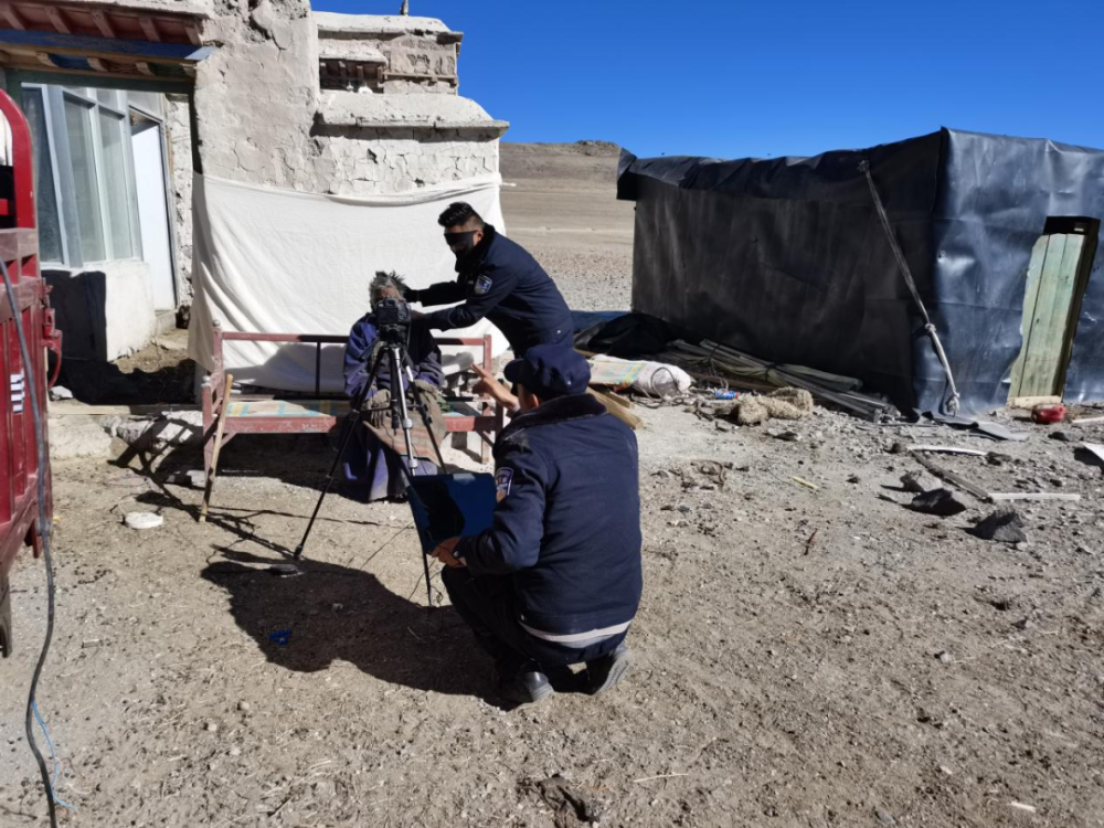 11月1日,仲巴县公安局帕江乡派出所组织警力走村入户为行动不便的老人