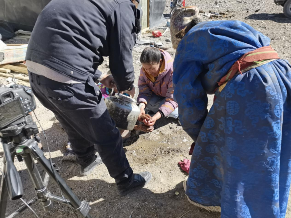 11月1日,仲巴县公安局帕江乡派出所组织警力走村入户为行动不便的老人