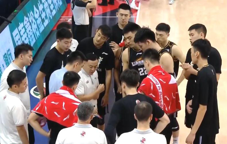 cba 搞笑！CBA后卫和对手握手致意后，还要出手，结果投出三不沾