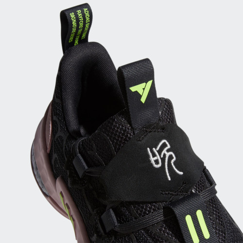 特雷杨一代签名球鞋adidastraeyoung1黑粉配色正式发售颜值相当有看点