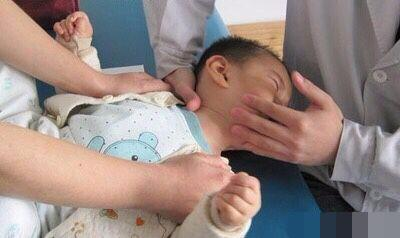 孩子总爱歪头卖萌,表情太可爱?当心这其实是一种病!