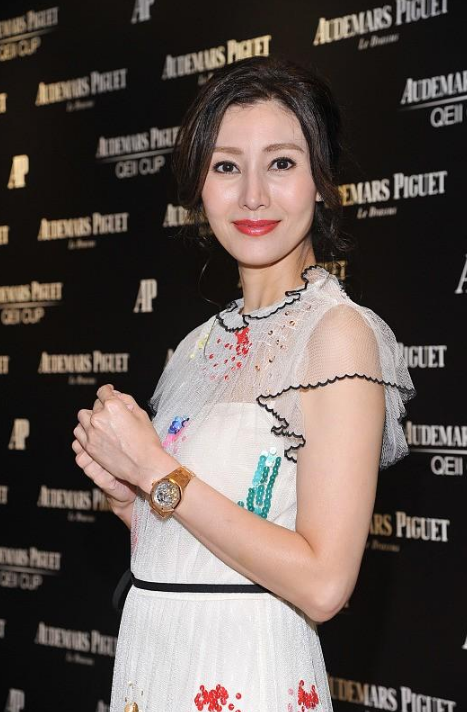 最美港姐李嘉欣现状年过半百穿亮片白裙子仍然娇俏可人