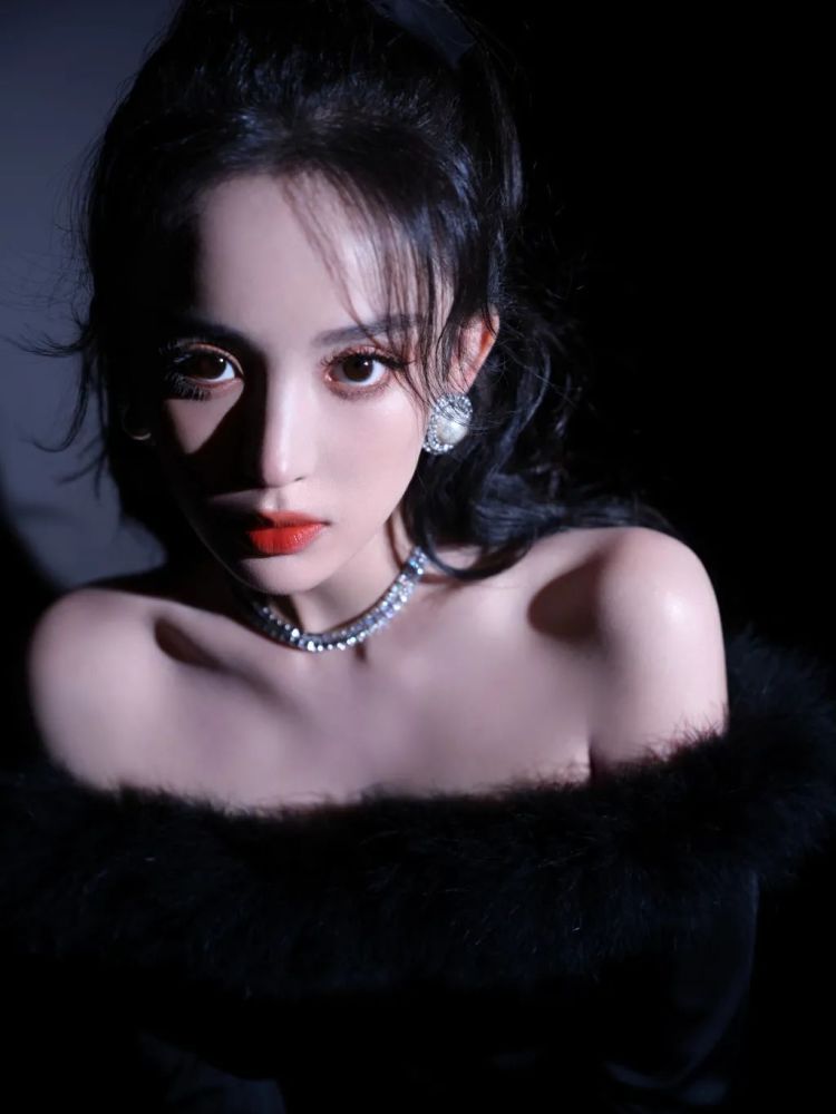 组图古力娜扎优雅黑天鹅