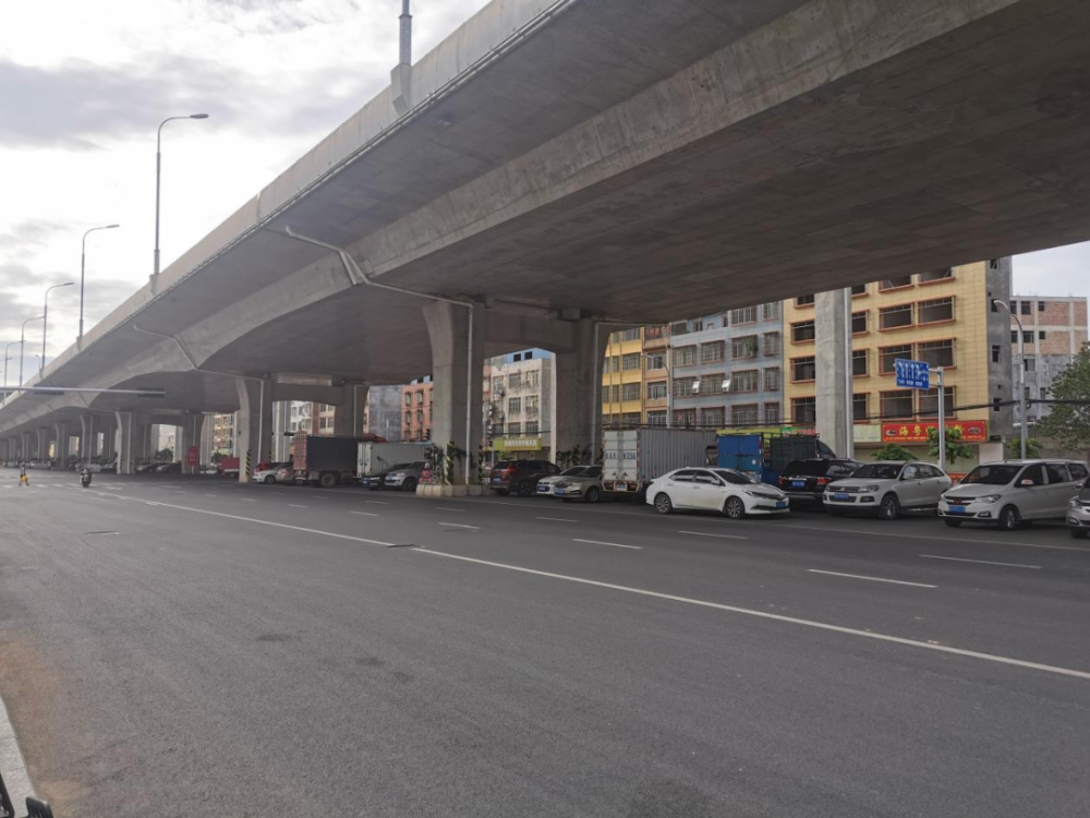 注意!城区金港大道吾悦广场附近路段高架桥底禁止违停!【我为群众办实