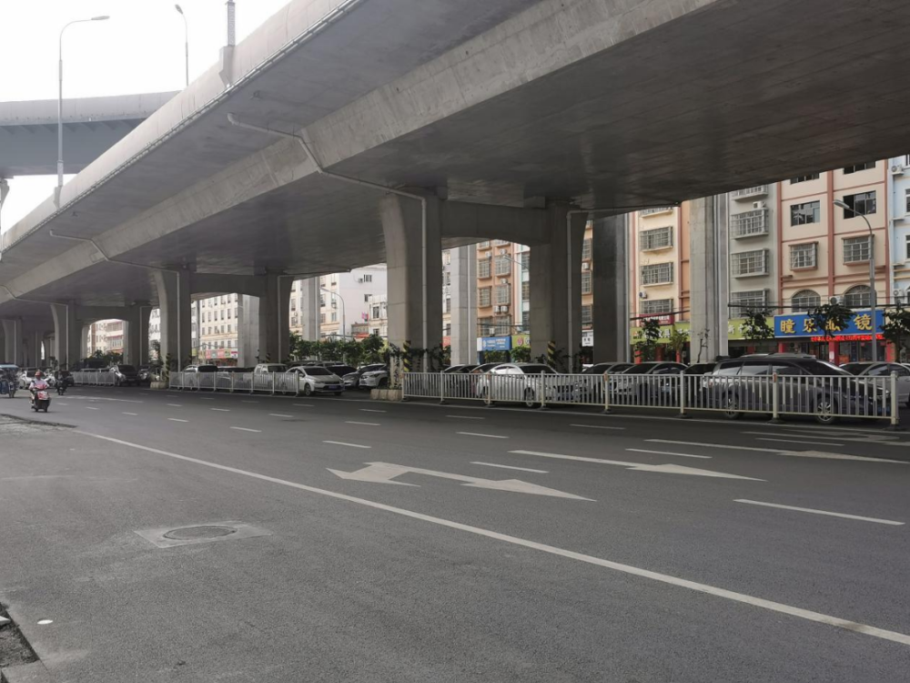 注意!城区金港大道吾悦广场附近路段高架桥底禁止违停!【我为群众办实