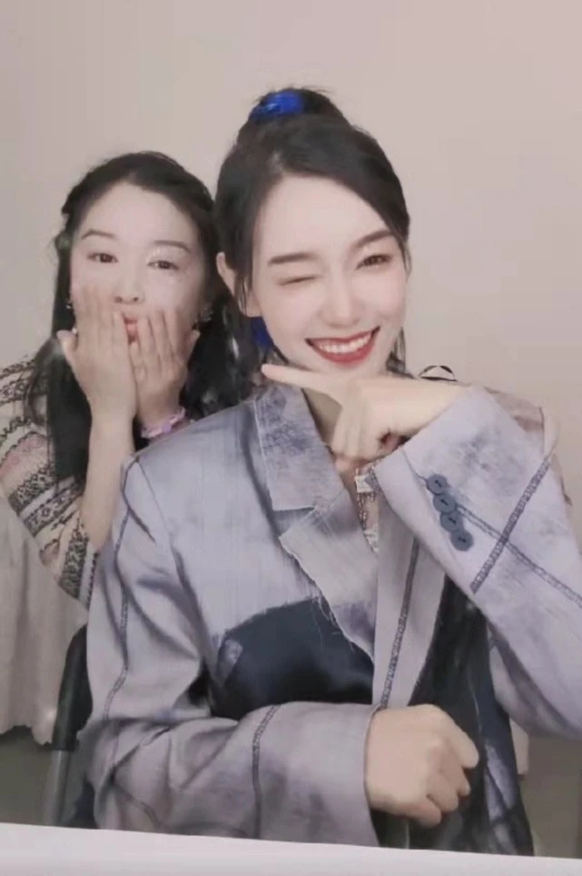 小仙女柏雪久违露面穿针织衫跟闺蜜孙一文拍视频可爱不输当年