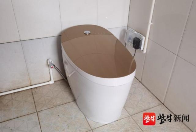村民家改造后的厕所重环保,每次仅用普通马桶的十分之一水量"我们家