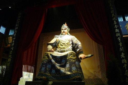 岳飞墓前原本跪着5个人现在为何只有4个了被撤下来那位是谁